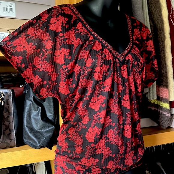 ⭐️BOGO FREE⭐️ AMERICAN RAG double V neck top - Picture 1 of 7